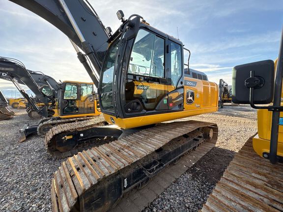 2022 John Deere 250GLC