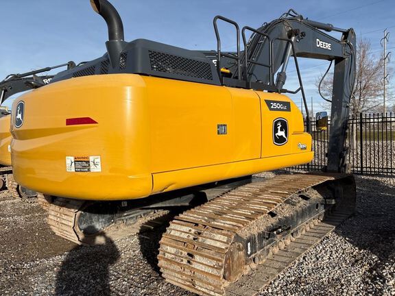 2022 John Deere 250GLC