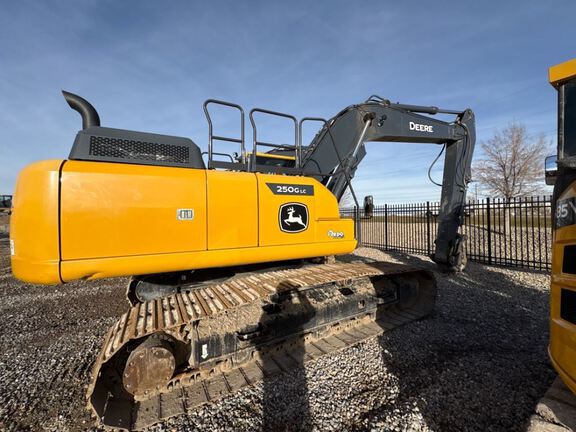 2022 John Deere 250GLC