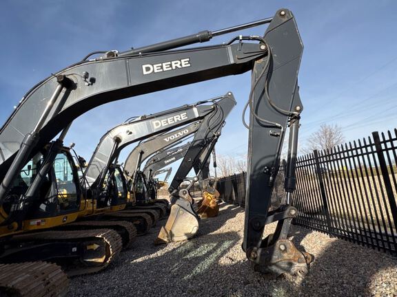 2022 John Deere 250GLC