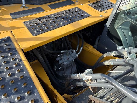 2022 John Deere 250GLC
