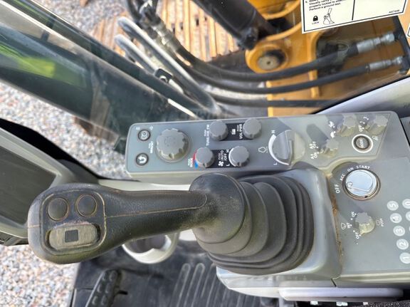2022 John Deere 250GLC