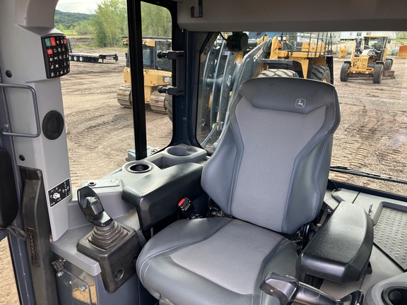 2021 John Deere 750L