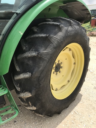 2004 John Deere 5520 Image 3