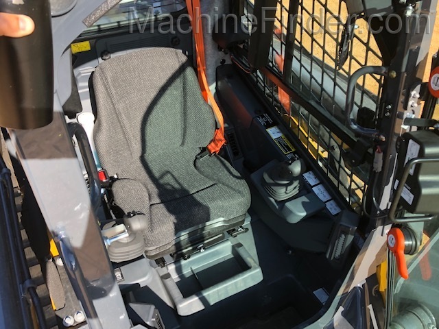 2020 John Deere 325G Image 8