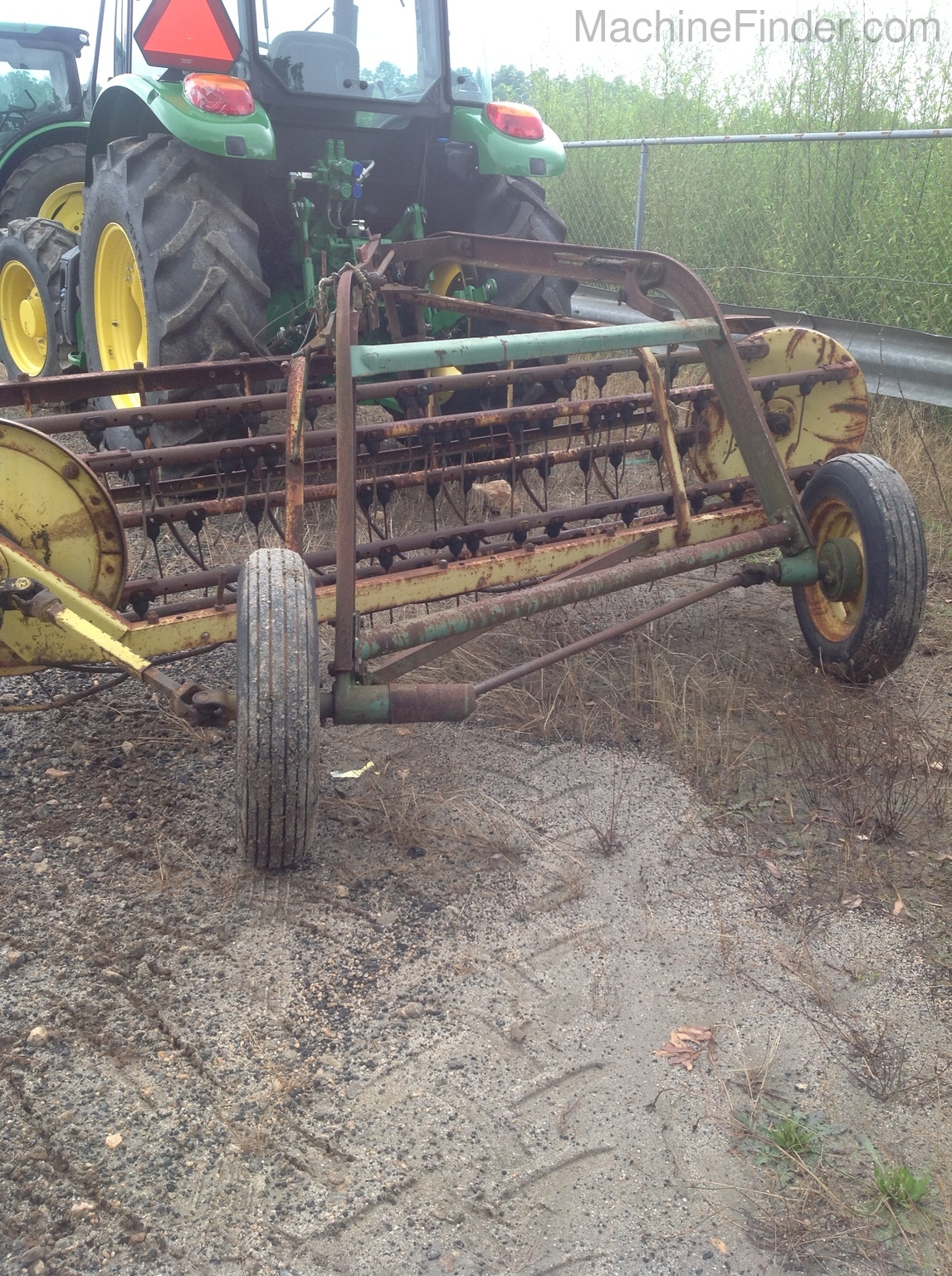 2000 John Deere 600 Image 2