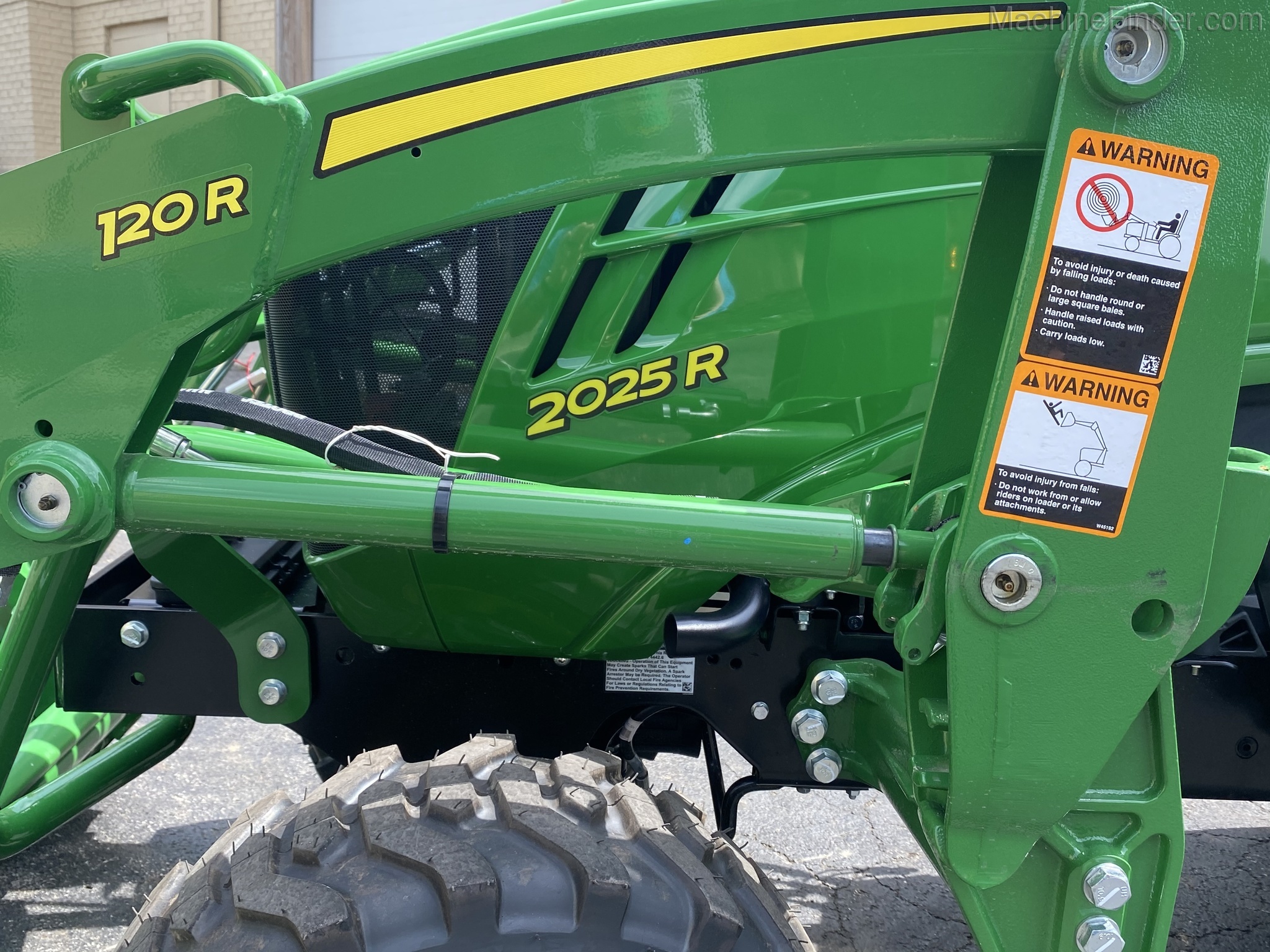2020 John Deere 2025R Image 7