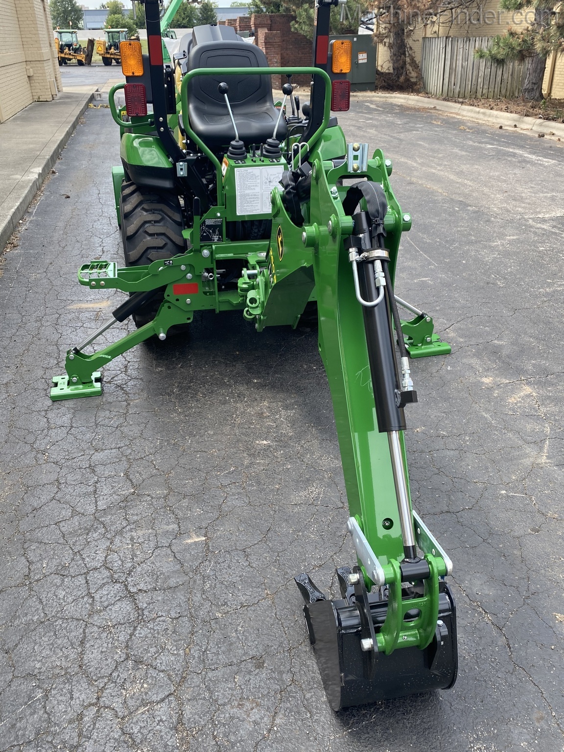 2020 John Deere 2025R Image 4