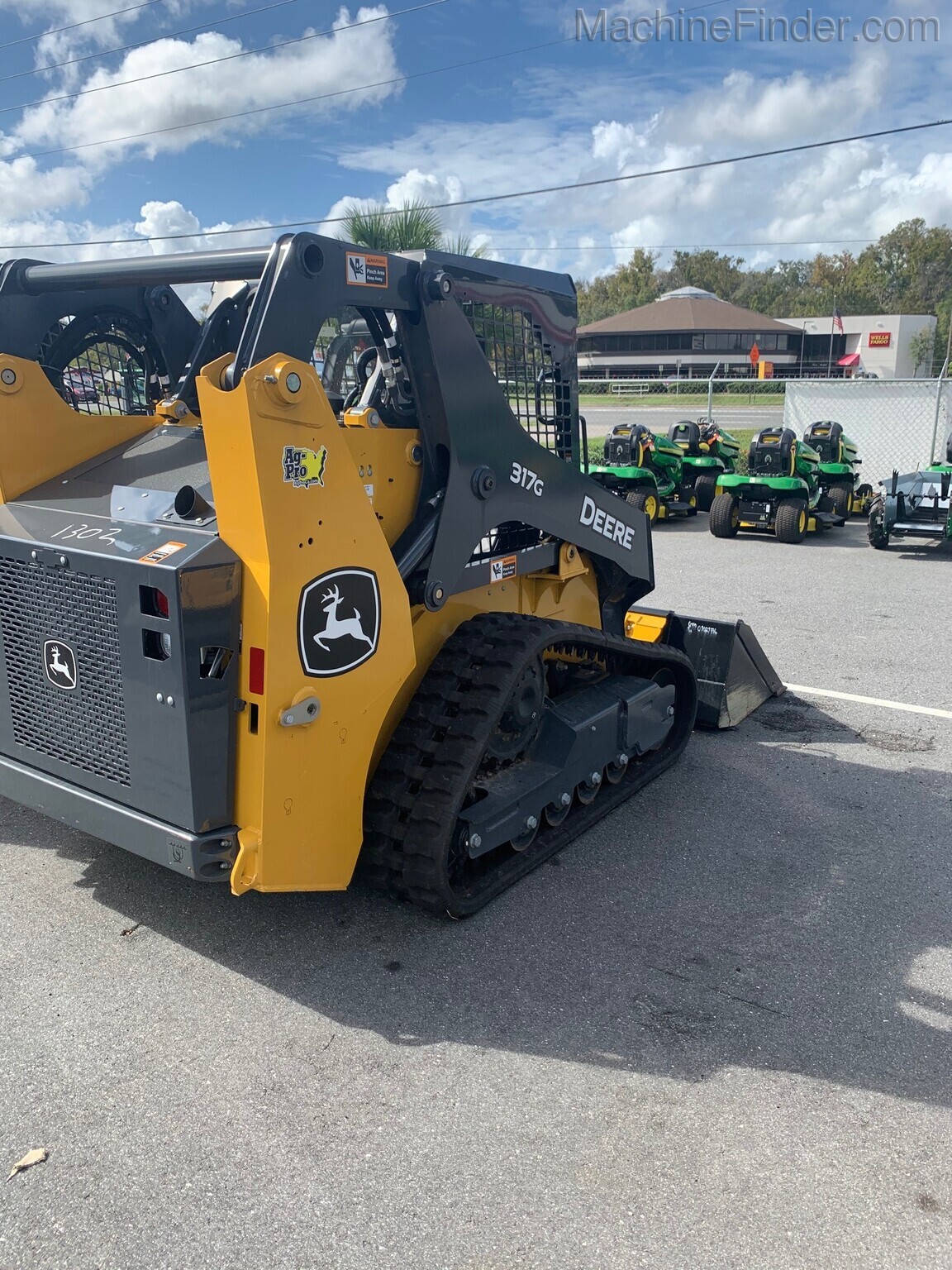 2020 John Deere 317G Image 4