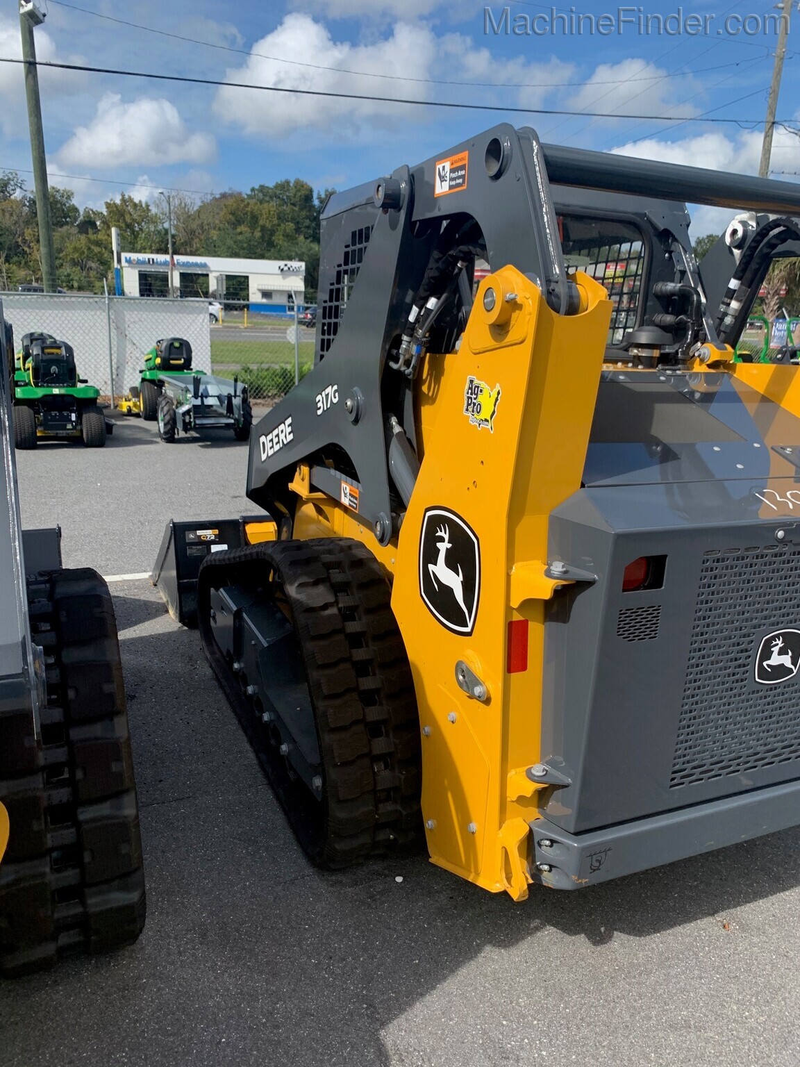 2020 John Deere 317G Image 6