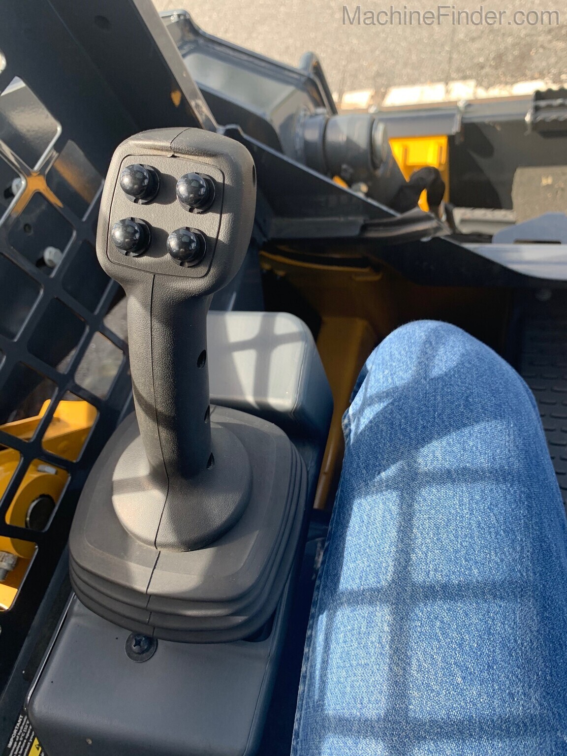 2020 John Deere 317G Image 8