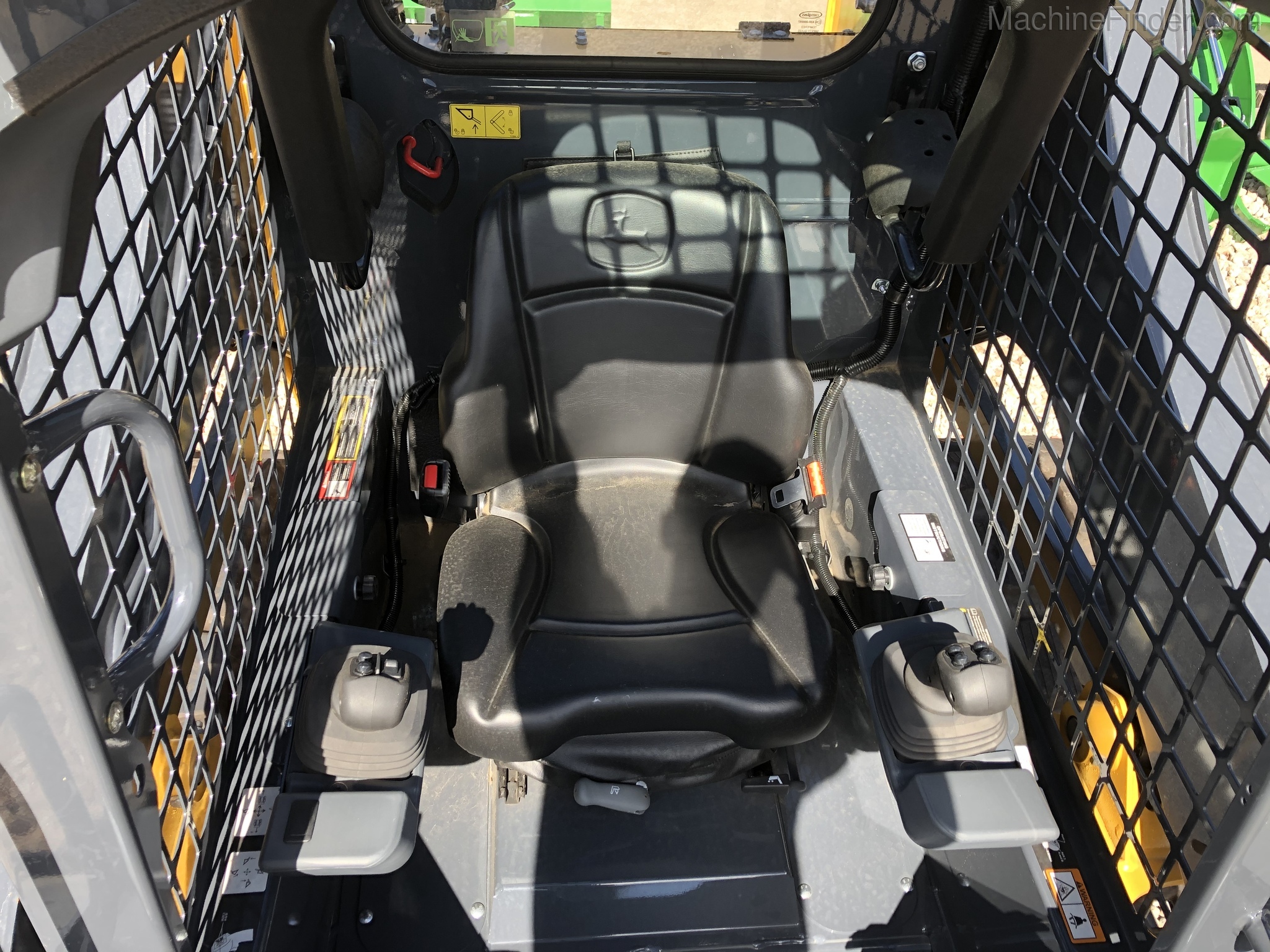 2020 John Deere 317G Image 6