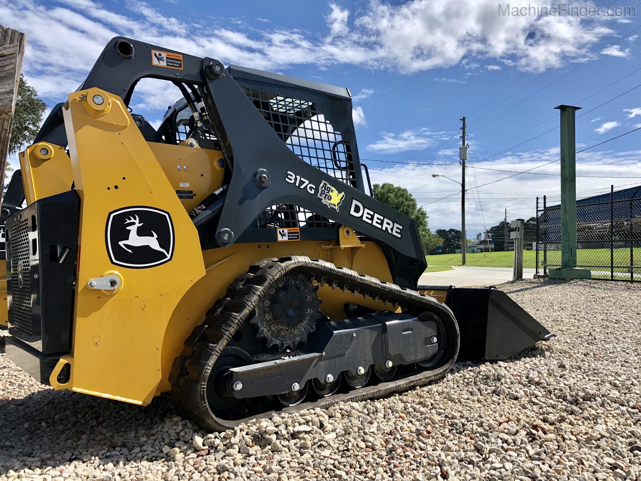 2020 John Deere 317G Image 4