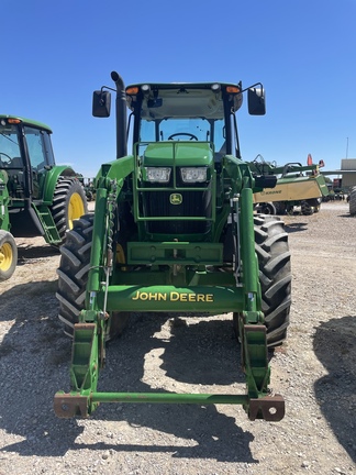 2016 John Deere 6135E Image 2