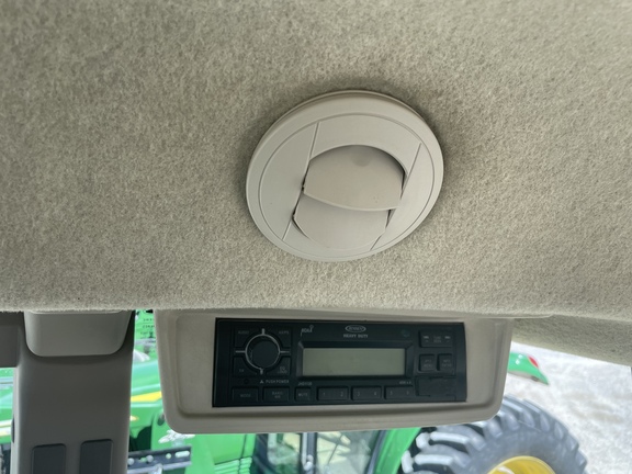 2016 John Deere 6135E Image 11