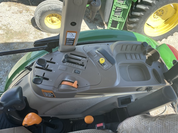 2016 John Deere 6135E Image 13