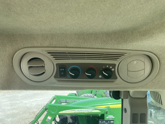 2016 John Deere 6135E Image 12