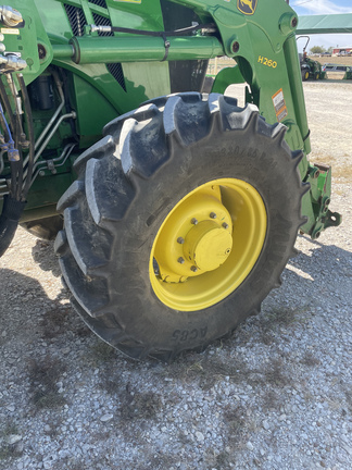 2016 John Deere 6135E Image 6
