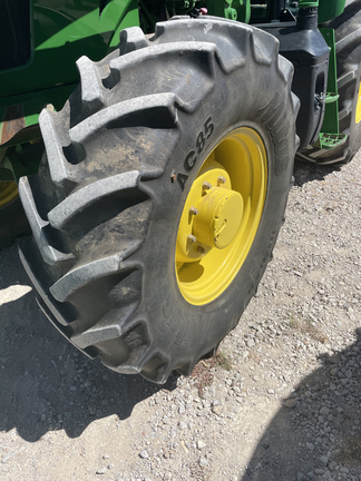 2016 John Deere 6135E Image 4