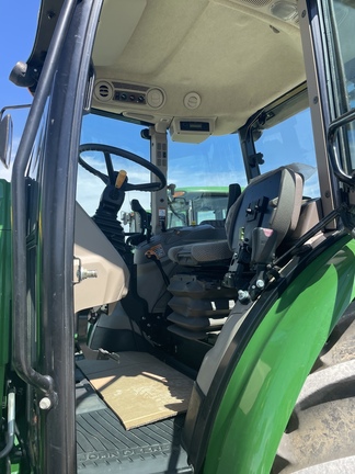 2016 John Deere 6135E Image 8