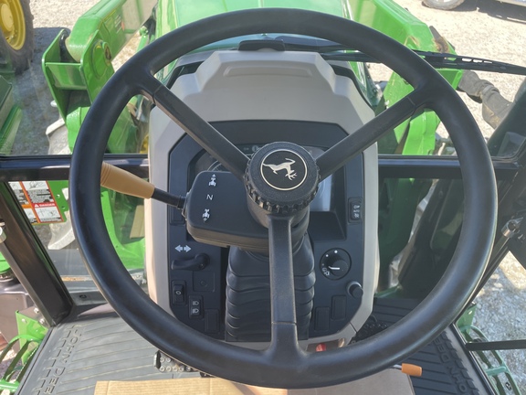 2016 John Deere 6135E Image 14