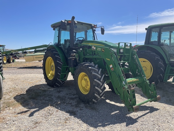 2016 John Deere 6135E Image 16