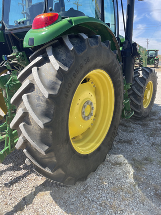 2016 John Deere 6135E Image 5