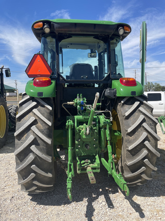 2016 John Deere 6135E Image 15