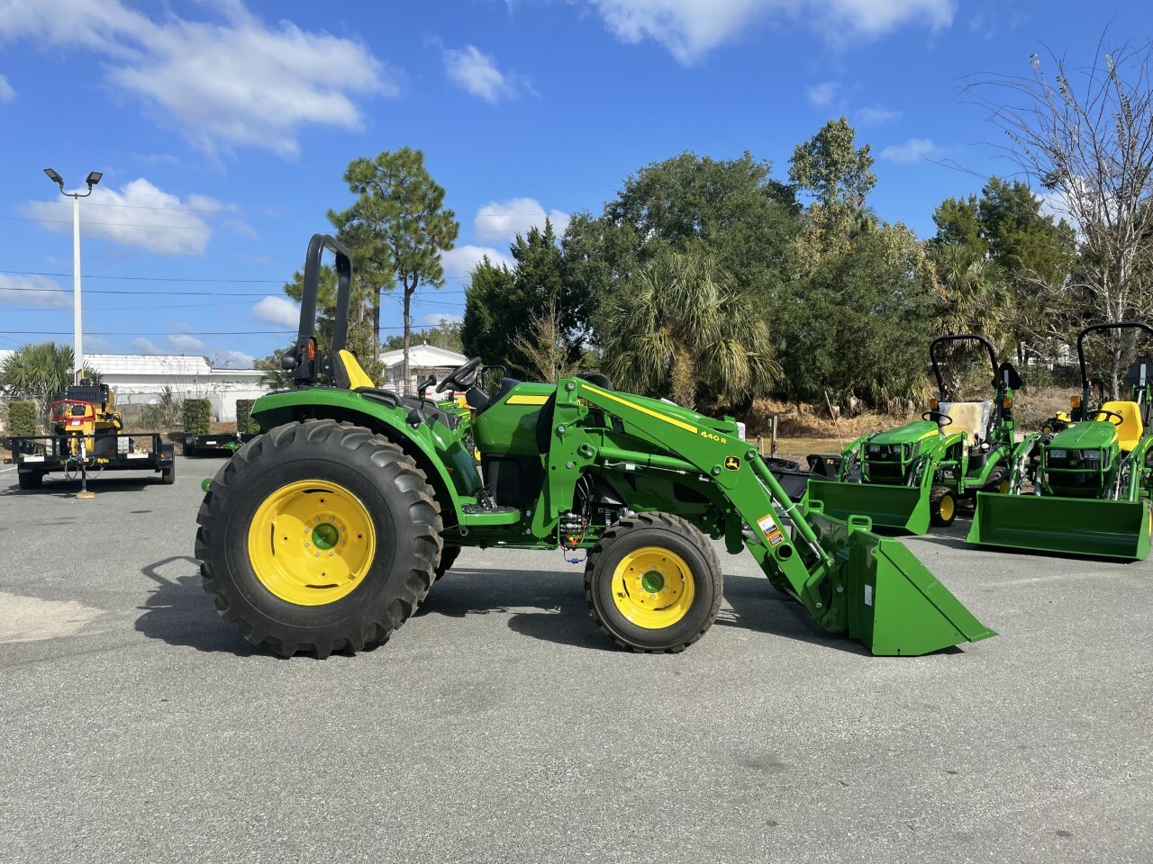 2022 John Deere 4052M Image 4