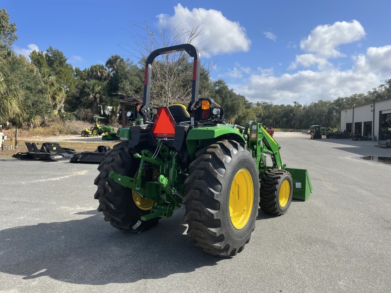 2022 John Deere 4052M Image 5