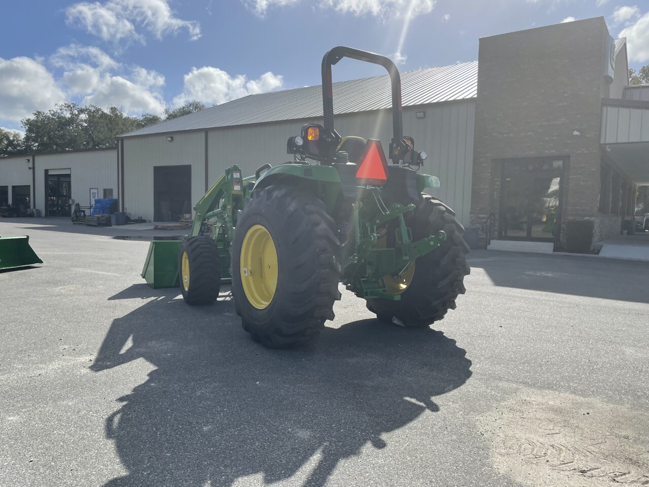 2022 John Deere 4052M Image 7