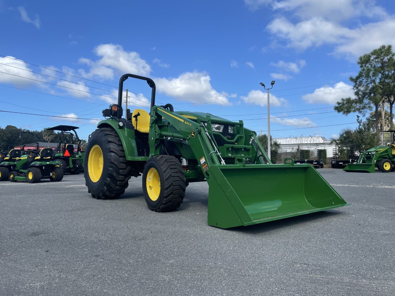 2022 John Deere 4052M Image 3