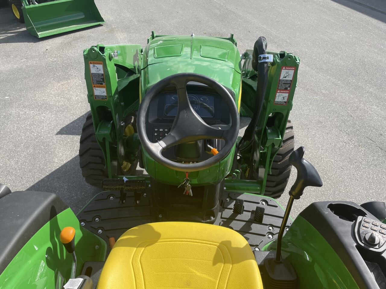 2022 John Deere 4052M Image 8