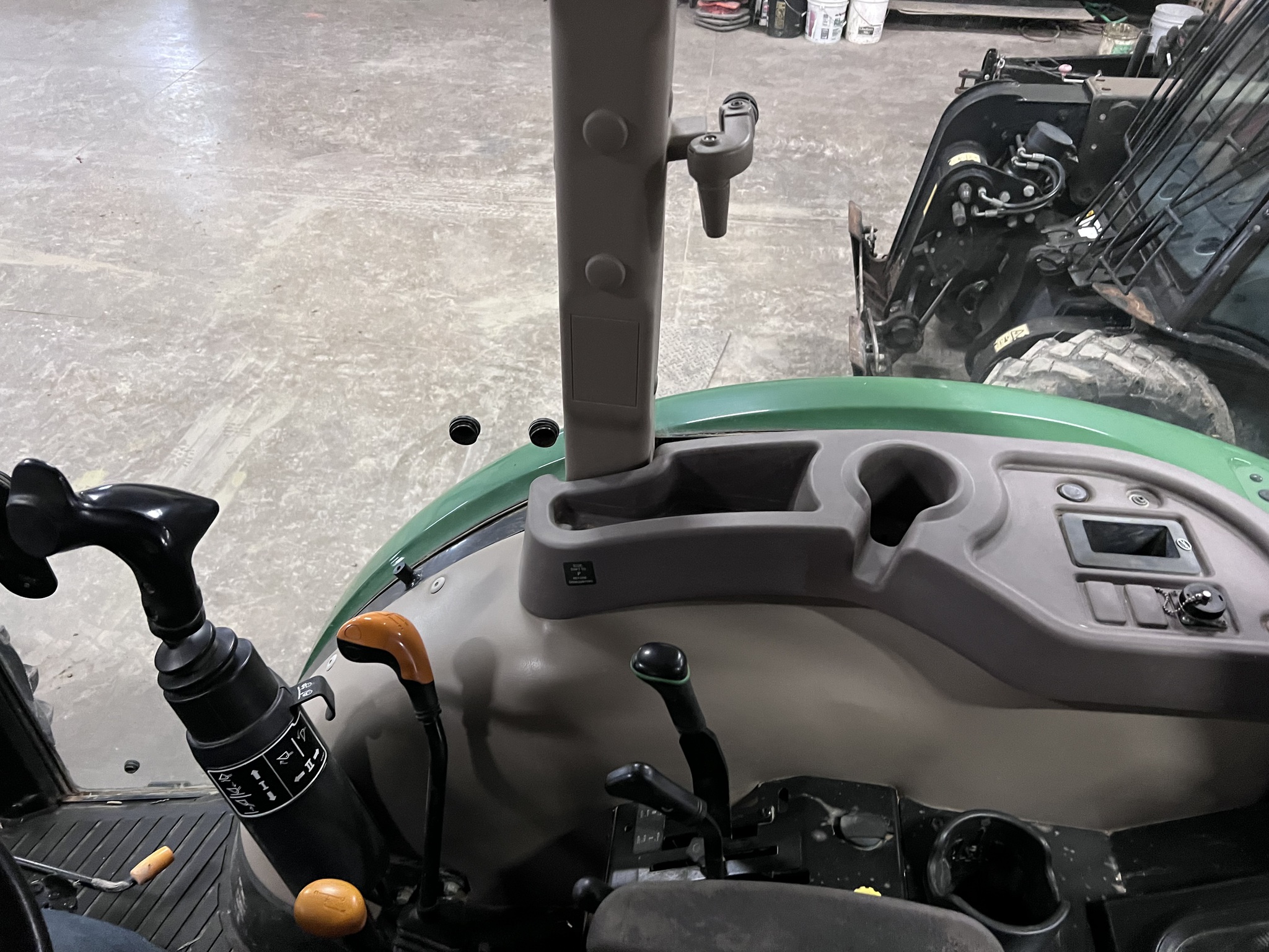 2014 John Deere 5065E Image 7