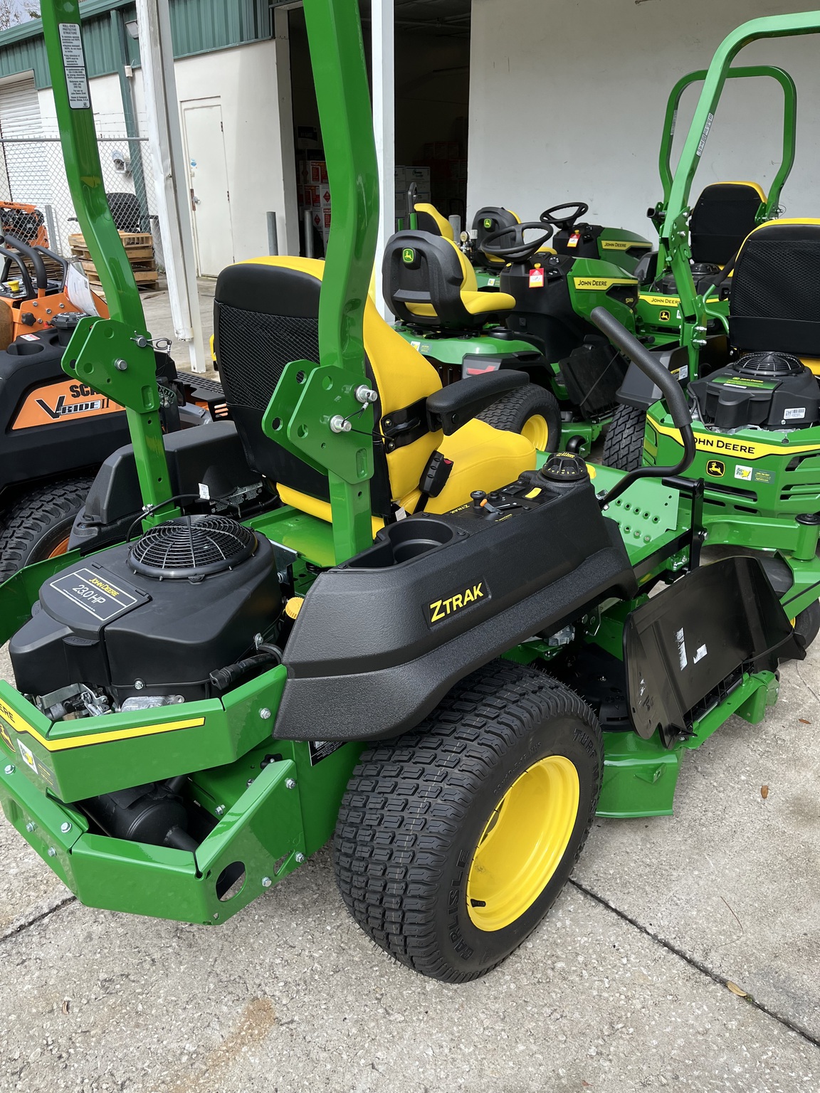 2025 John Deere Z720E Image 4