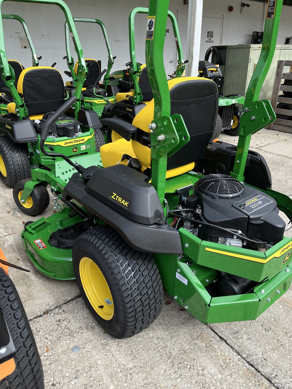 2025 John Deere Z720E Image 2