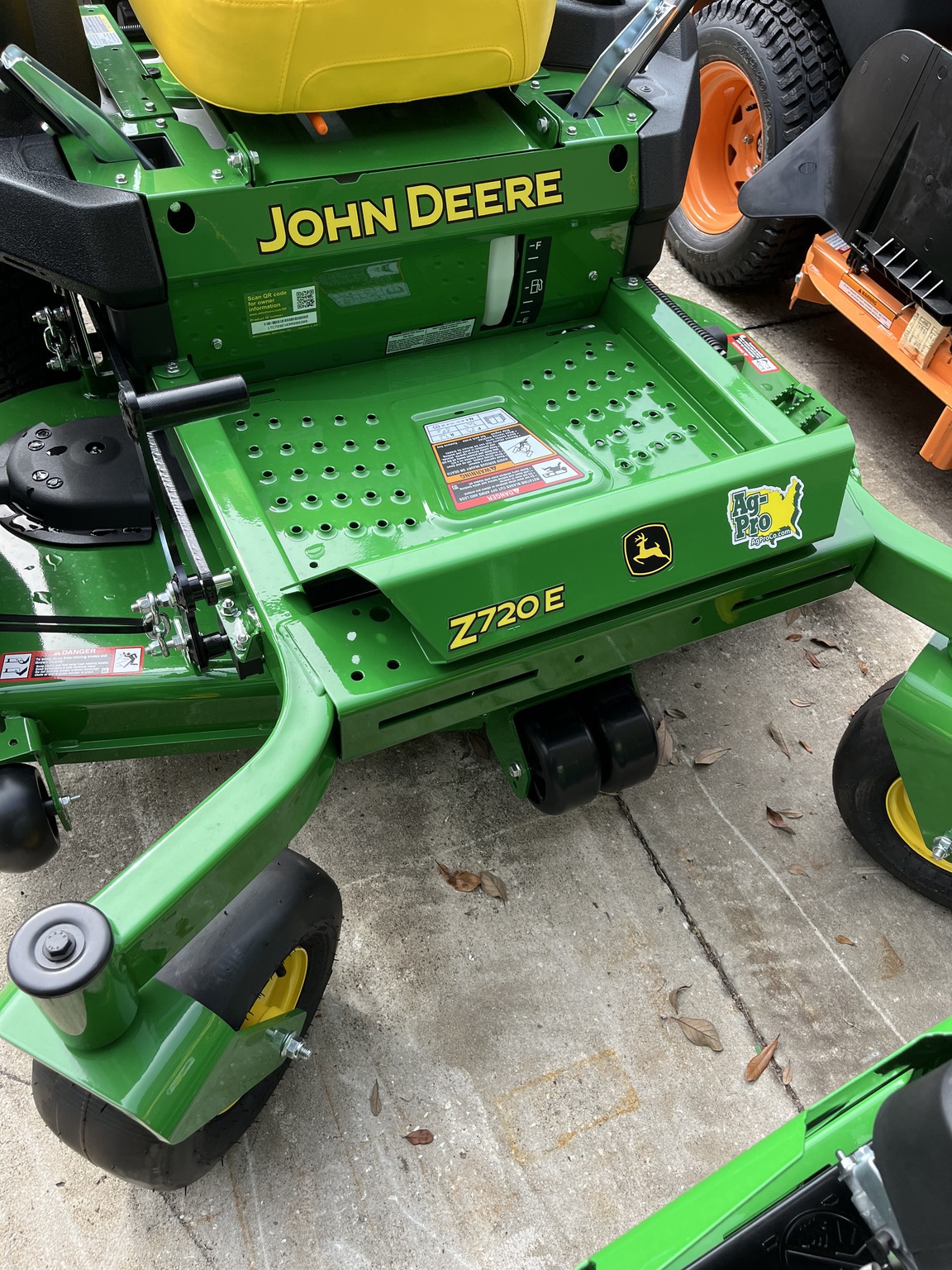 2025 John Deere Z720E Image 5