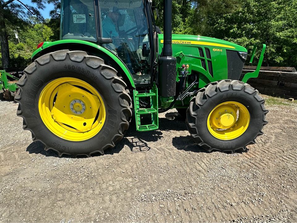 2023 John Deere 6105E Image 5