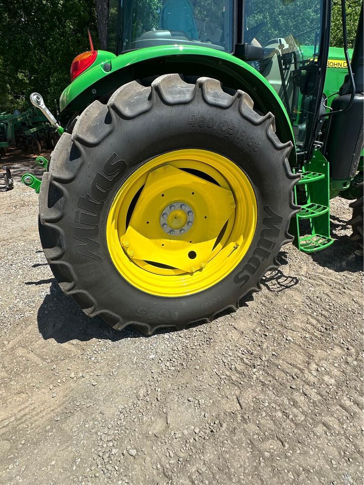 2023 John Deere 6105E Image 4
