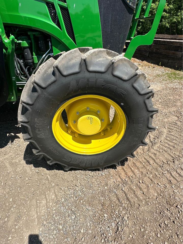2023 John Deere 6105E Image 7