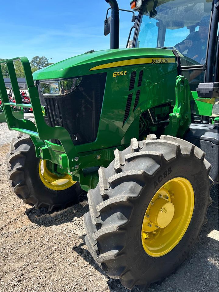 2023 John Deere 6105E Image 9