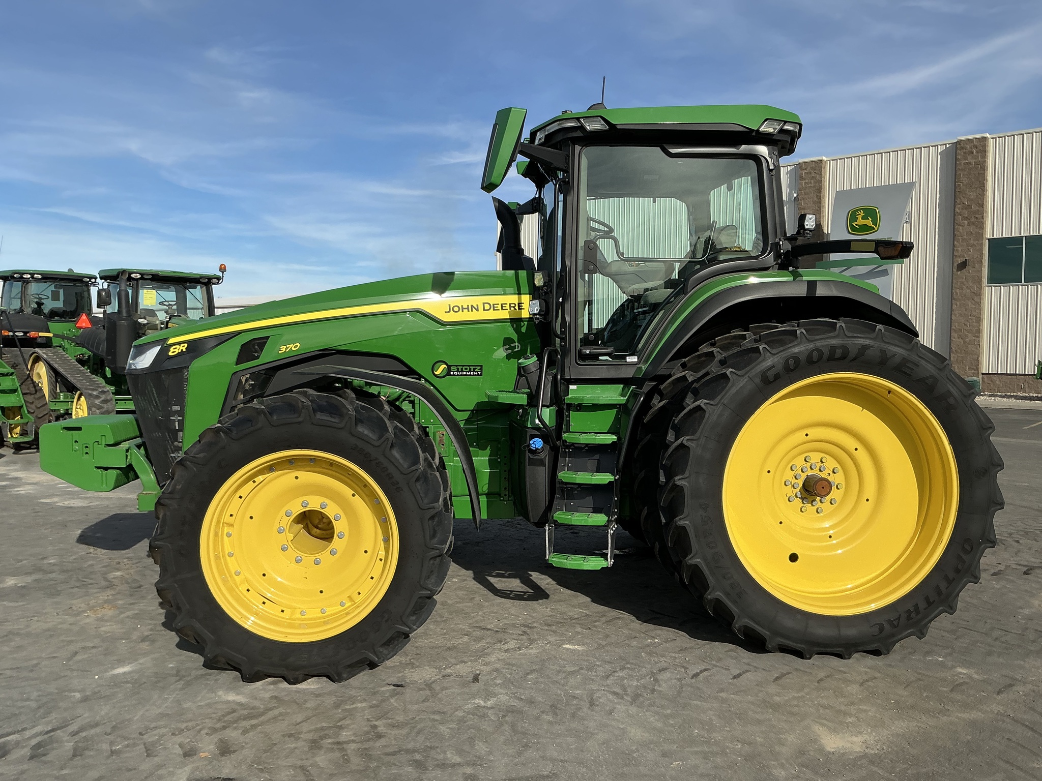 2023 John Deere 8R 370 Image 2