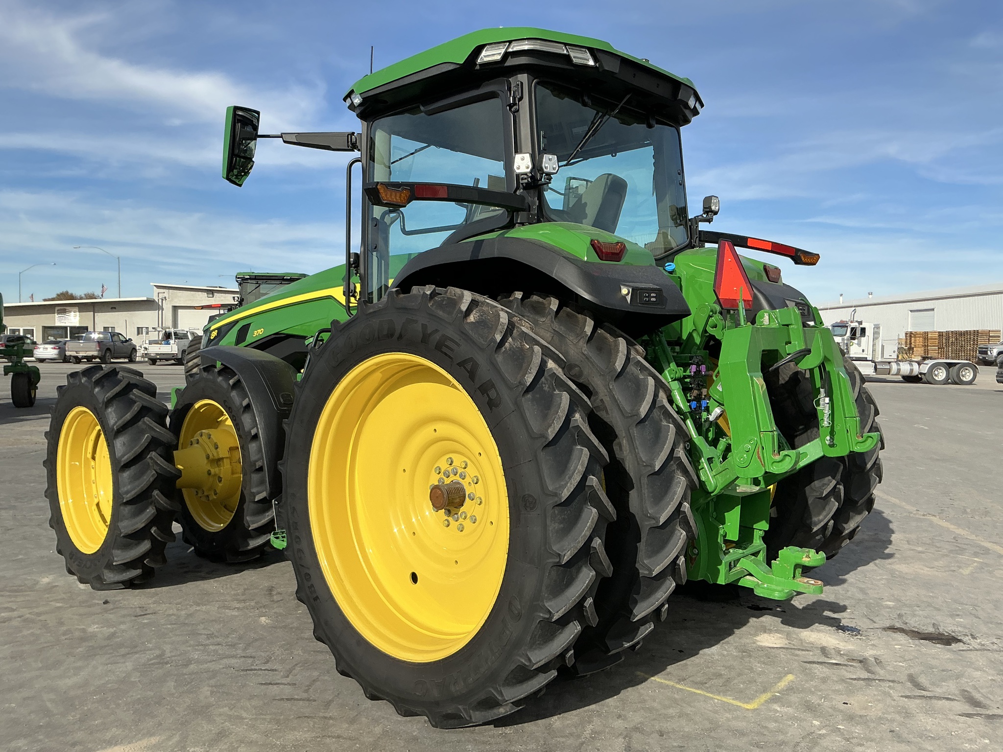 2023 John Deere 8R 370 Image 3