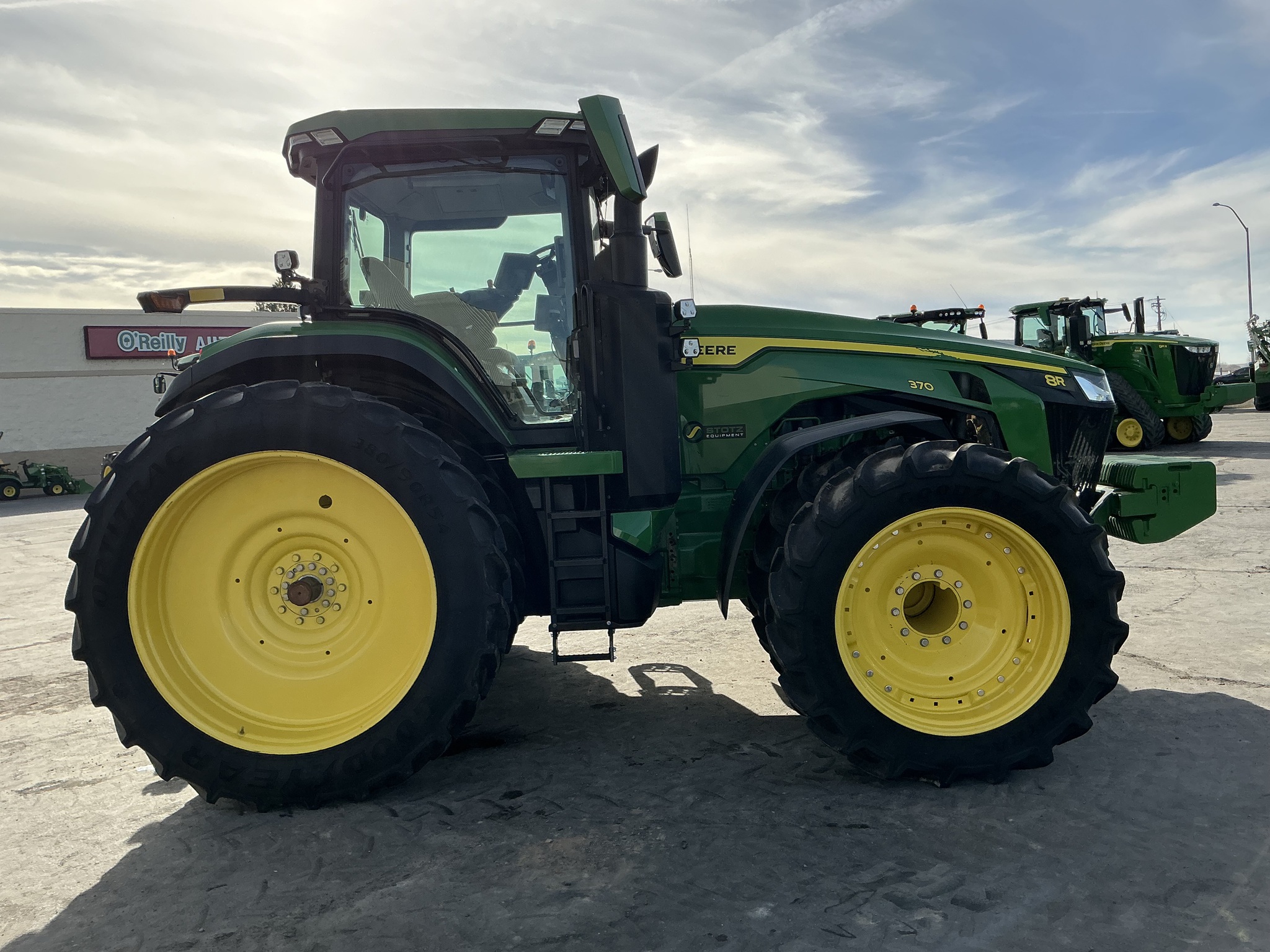 2023 John Deere 8R 370 Image 6