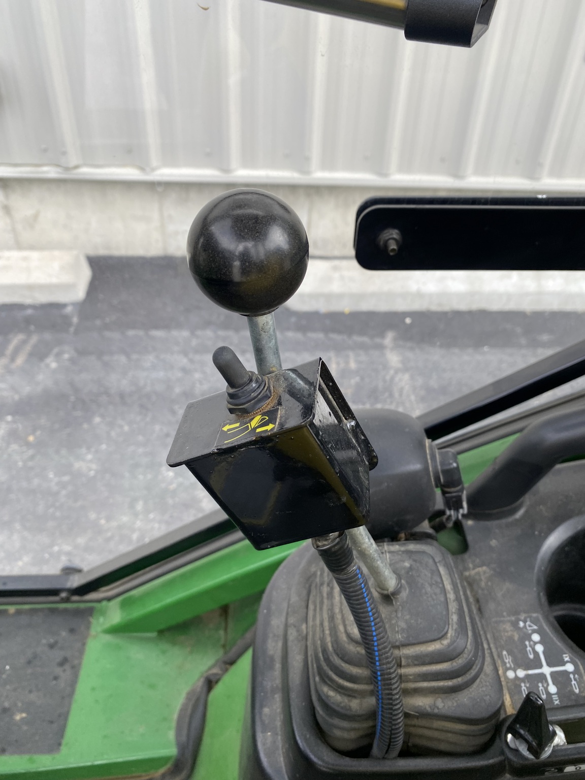 2015 John Deere 1025R Image 10
