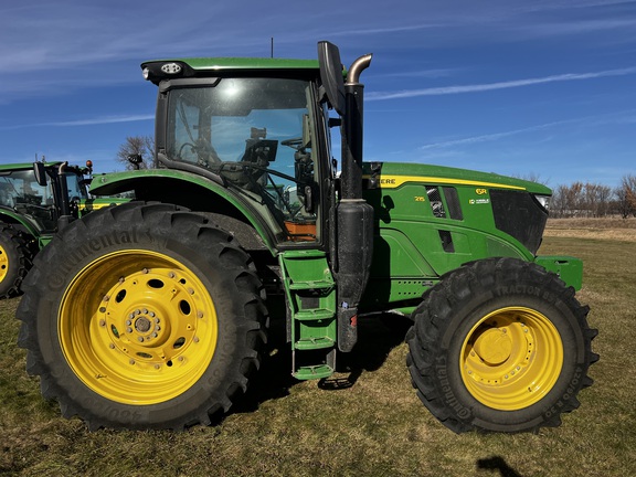 2025 John Deere 6R 215 - Photo2