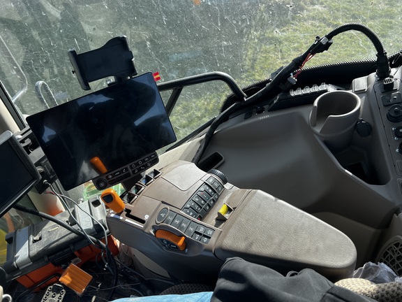 2025 John Deere 6R 215 - Photo31