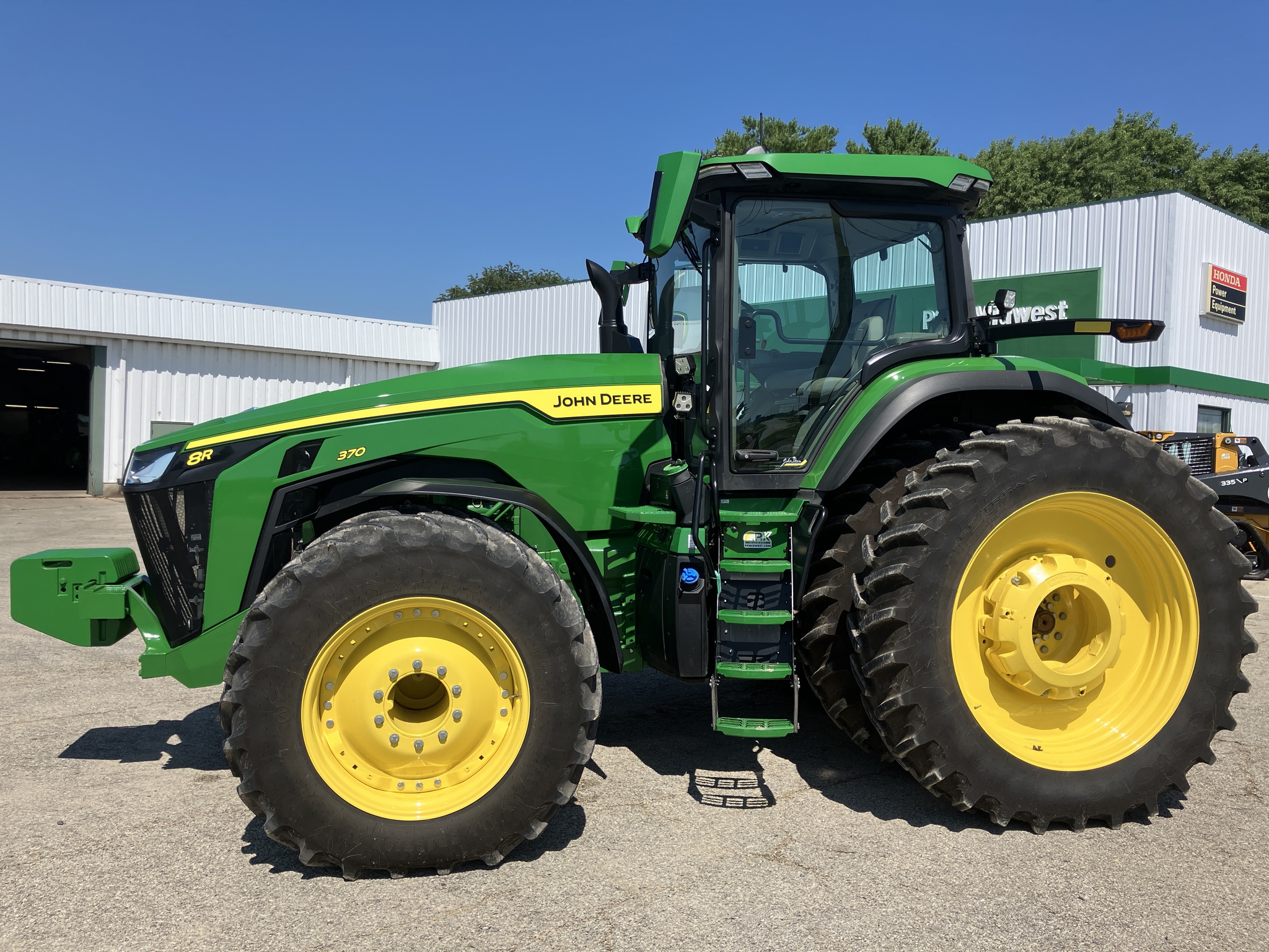 2024 John Deere 8R 370 Image 2