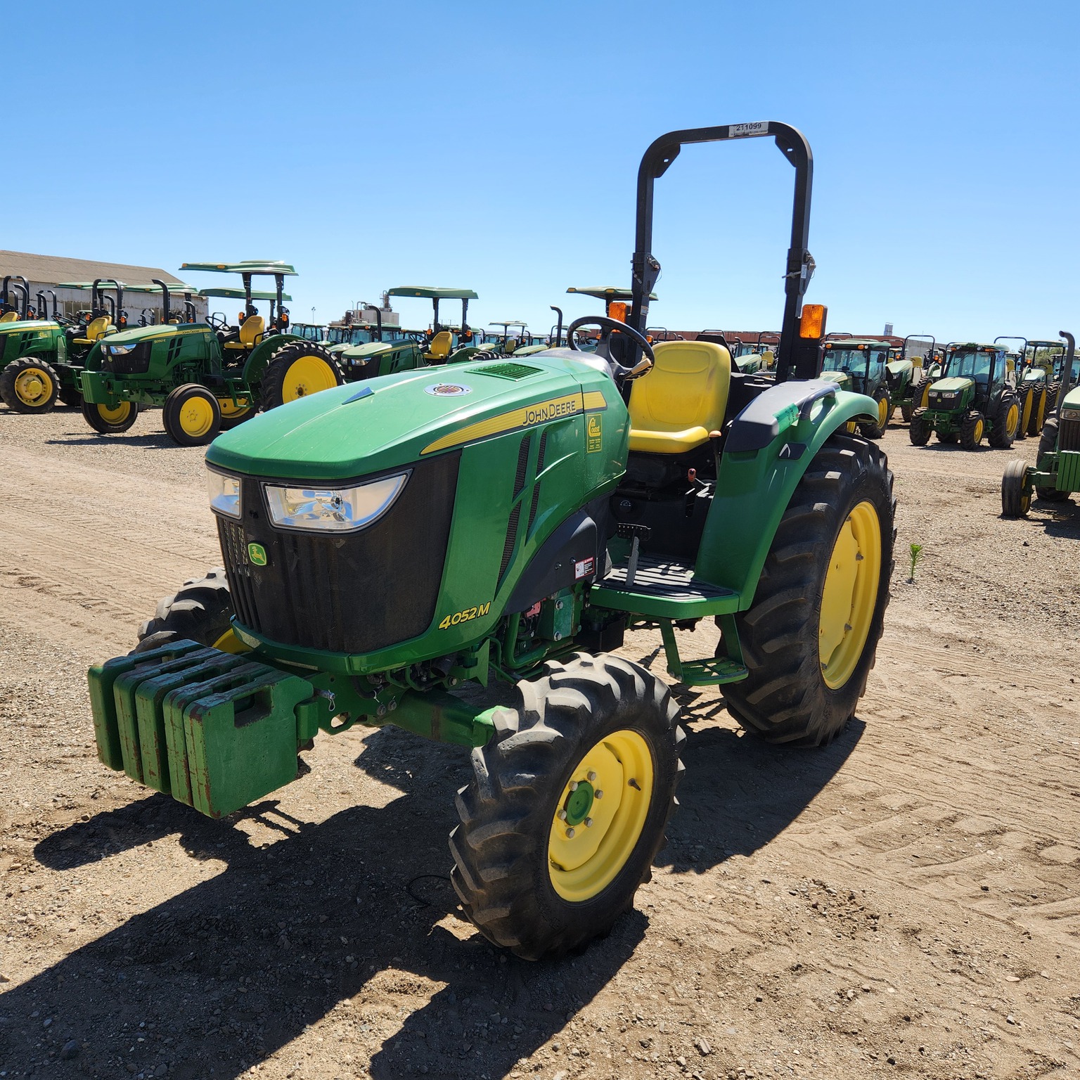 2015 John Deere 4052M Image 3