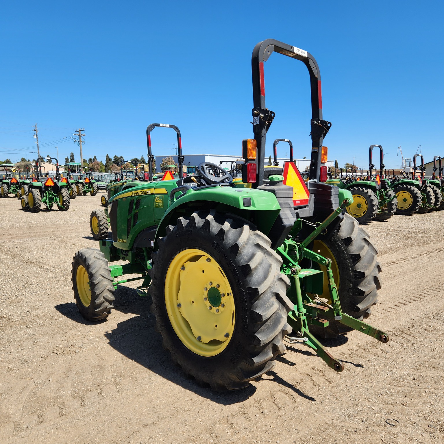 2015 John Deere 4052M Image 5
